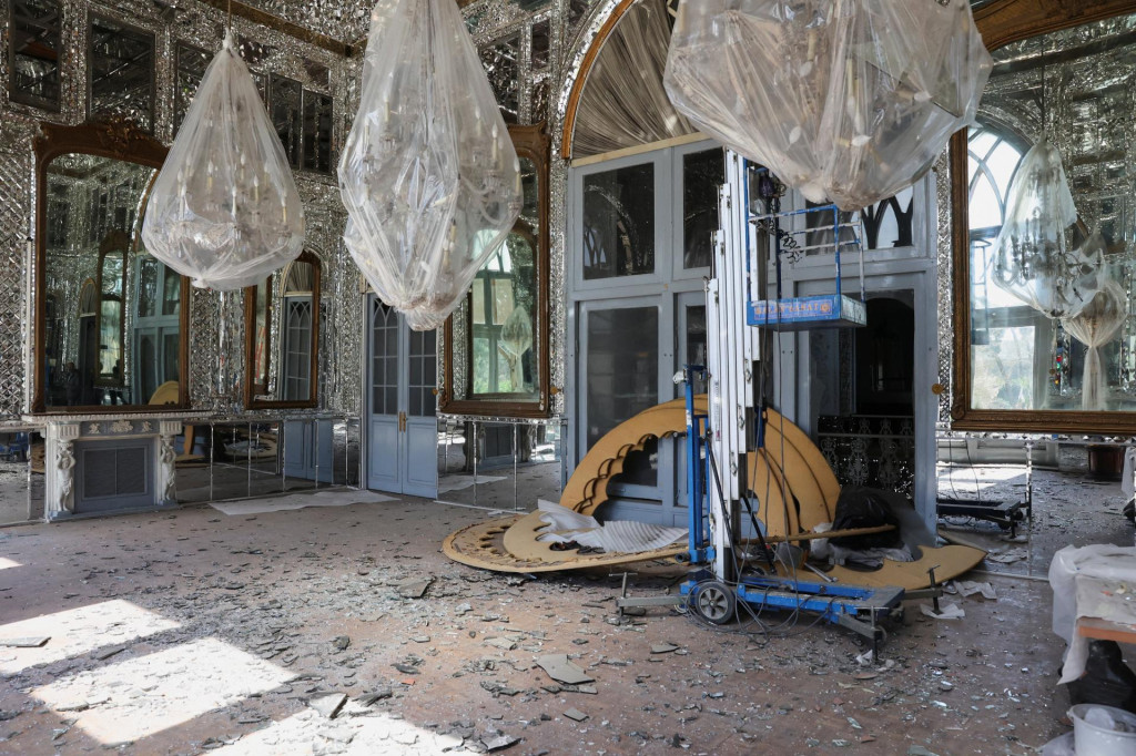 Trosky v Golestanskom pal&aacute;ci po tom, čo bol po&scaron;koden&yacute; pri izraelsko-americkom &uacute;toku. FOTO: Reuters