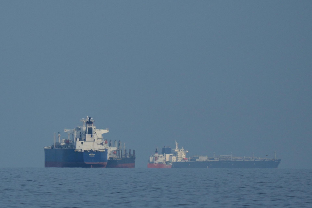 Ropn&eacute; tankery a n&aacute;kladn&eacute; lode sa plavia za sebou v Hormuzskom prielive pri pobrež&iacute; mesta Mina Al Fajer. FOTO: TASR/AP