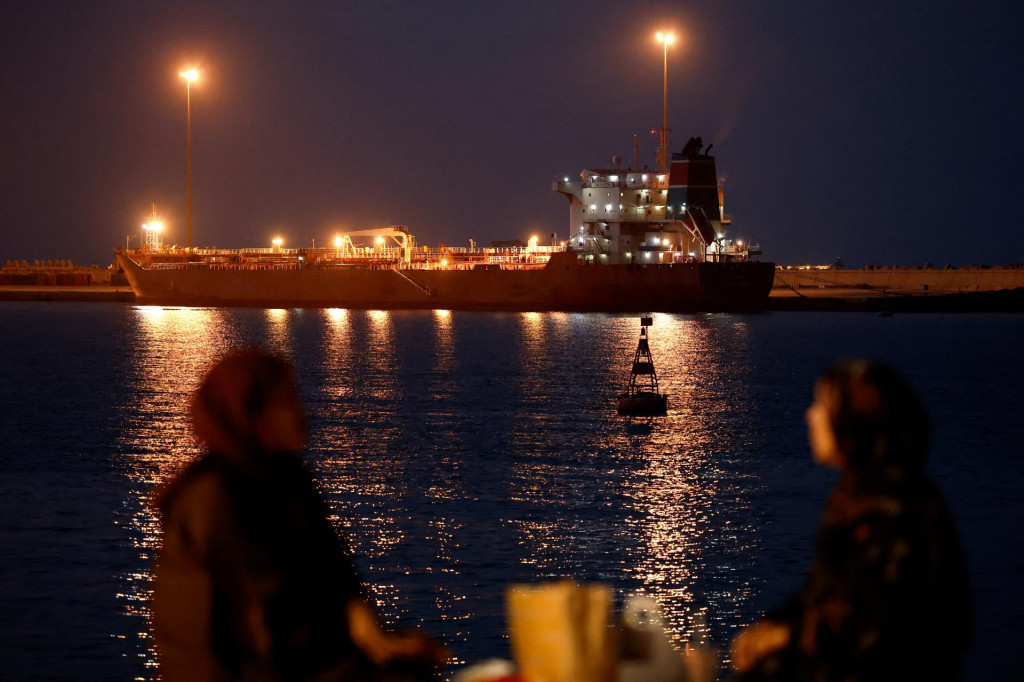Tanker Callisto kotv&iacute; v pr&iacute;stave Port Sultan Qaboos, pretože doprava v Hormuzskom prielive je obmedzen&aacute;. FOTO: Reuters