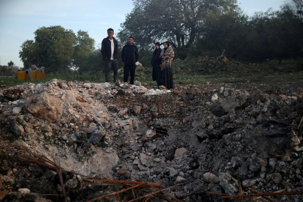Pol&iacute;cia v Izraeli hl&aacute;sila raketov&yacute; &uacute;tok neďaleko obytnej budovy v dedine neďaleko mesta Nazaret. FOTO: REUTERS
