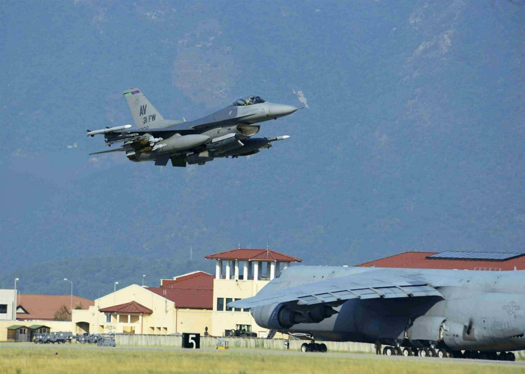 Americk&aacute; st&iacute;hačka F-16 prist&aacute;va na z&aacute;kladni Incirlik na juhu Turecka. FOTO: Reuters