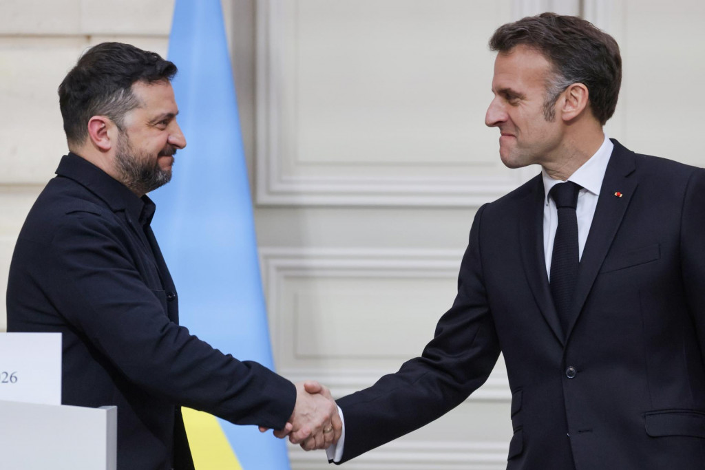 Franc&uacute;zsky prezident Emmanuel Macron a jeho ukrajinsk&yacute; n&aacute;protivok Volodymyr Zelenskyj si pod&aacute;vaj&uacute; ruky počas spoločnej tlačovej konferencie v Par&iacute;ži v piatok 13. marca 2026. FOTO: TASR/AP