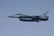FILE PHOTO: A Polish Air Force fighter jet F16 flies after a refuelling by an Airbus A330 MRTT &rdquo;Phenix&rdquo; in the airspace of Poland as part of NATO&lsquo;s enhanced Air Policing (eAP) to secure the skies over Baltic allies, March 29, 2022. REUTERS/Benoit Tessier/File Photo FOTO: BENOIT TESSIER