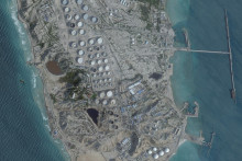 Ir&aacute;nska agent&uacute;ra F&aacute;rs s odvolan&iacute;m sa na zdroje v ter&eacute;ne uviedla, že k po&scaron;kodeniu ropn&yacute;ch zariaden&iacute; na tomto ostrove nedo&scaron;lo. FOTO: REUTERS/Planet Labs