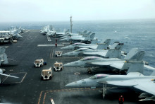 St&iacute;hačky F‑18 na palube lietadlovej lode USS Abraham Lincoln neďaleko Hormuzsk&eacute;ho prielivu, ktor&yacute; je kľ&uacute;čov&yacute;m &uacute;zkym hrdlom svetovej dopravy s ropou. FOTO: REUTERS