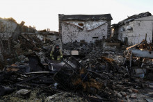 Po&scaron;koden&yacute;ch bolo 12 viacposchodov&yacute;ch a rovnak&yacute; počet rodinn&yacute;ch domov. FOTO: REUTERS