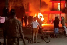 Na vide&aacute;ch zverejnen&yacute;ch na soci&aacute;lnych sieťach je vidieť, že po&scaron;koden&aacute; je tiež lek&aacute;reň a obchod. FOTO: REUTERS