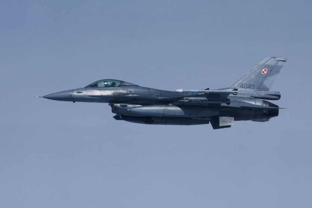 FILE PHOTO: A Polish Air Force fighter jet F16 flies after a refuelling by an Airbus A330 MRTT &rdquo;Phenix&rdquo; in the airspace of Poland as part of NATO&lsquo;s enhanced Air Policing (eAP) to secure the skies over Baltic allies, March 29, 2022. REUTERS/Benoit Tessier/File Photo FOTO: BENOIT TESSIER