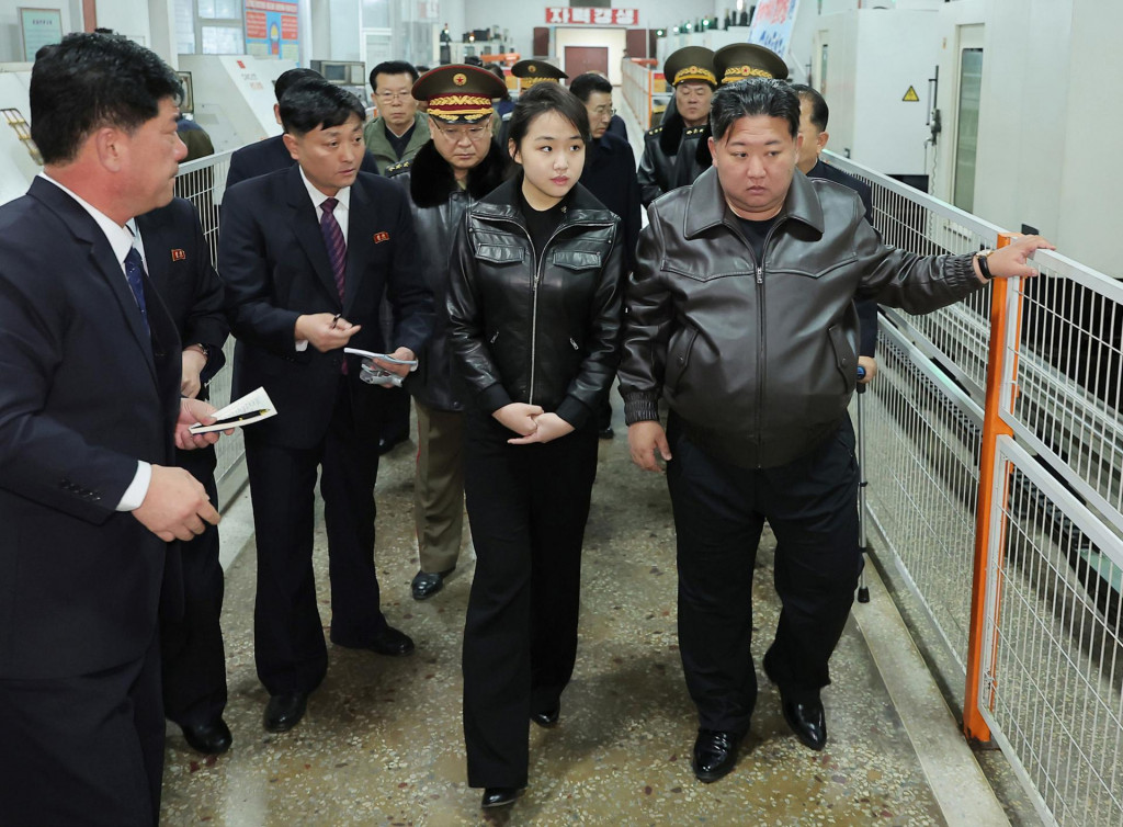 Na sn&iacute;mke severok&oacute;rejsk&yacute; vodca Kim Čong-un a jeho dc&eacute;ra. FOTO: TASR/AP