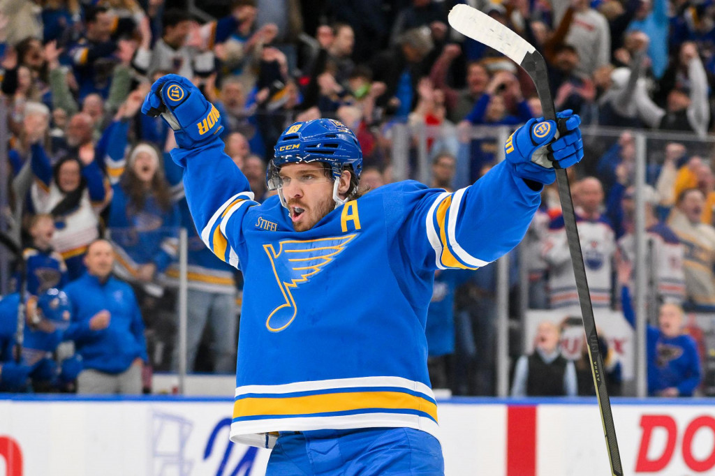 Center St. Louis Blues Robert Thomas (18) reaguje po strelen&iacute; v&iacute;ťazn&eacute;ho g&oacute;lu proti Edmonton Oilers počas predĺženia. FOTO: Jeff Curry/Imagn Images