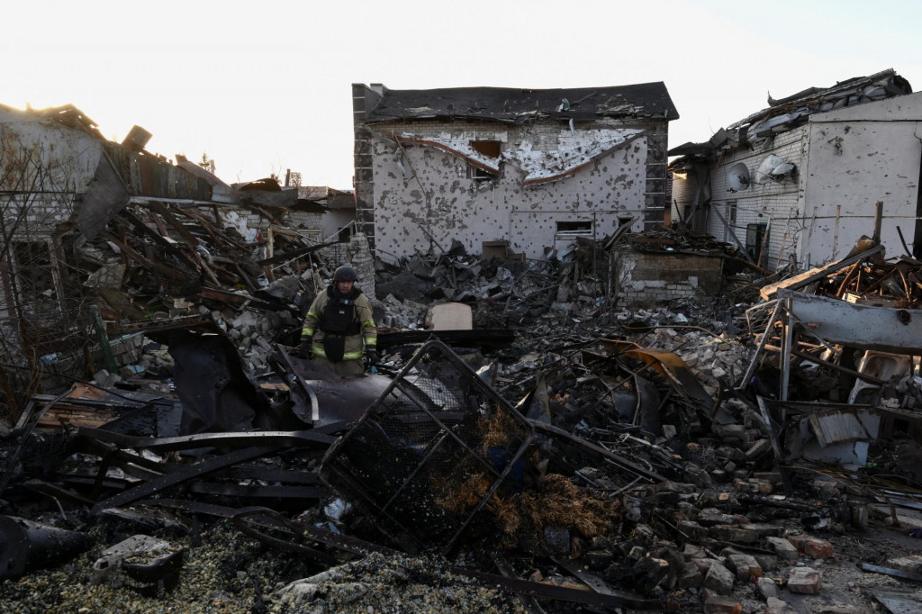 Po&scaron;koden&yacute;ch bolo 12 viacposchodov&yacute;ch a rovnak&yacute; počet rodinn&yacute;ch domov. FOTO: REUTERS