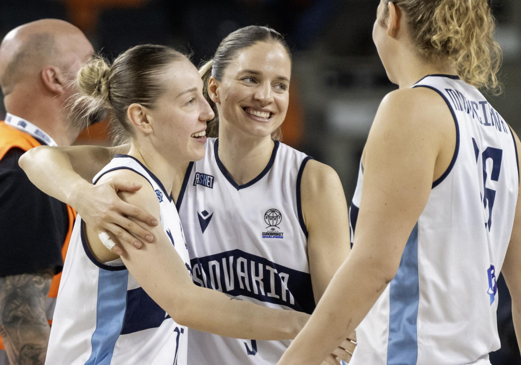 Na sn&iacute;mke slovensk&eacute; basketbalistky zľava Nikola Dud&aacute;&scaron;ov&aacute;, Ter&eacute;zia P&aacute;lenikov&aacute; a Alica Moravč&iacute;kov&aacute; sa raduj&uacute; po v&iacute;ťazstve nad Cyprusom 14. marca 2026 v Bratislave. FOTO: TASR/Martin Baumann