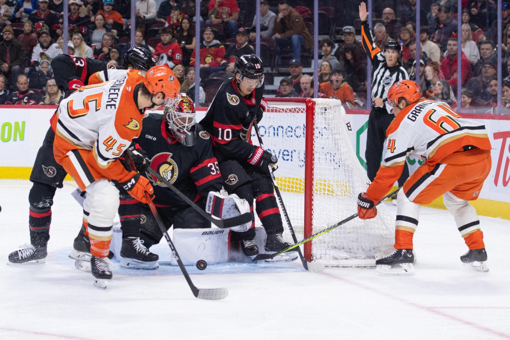 Brank&aacute;r t&iacute;mu Ottawa Senators Linus Ullmark (35) a obranca Jordan Spence (10) sleduj&uacute; puk po strele centra t&iacute;mu Anaheim Ducks Mikaela Granlunda (64) na br&aacute;nu v druhej tretine. FOTO: Marc DesRosiers/IMAGN Images