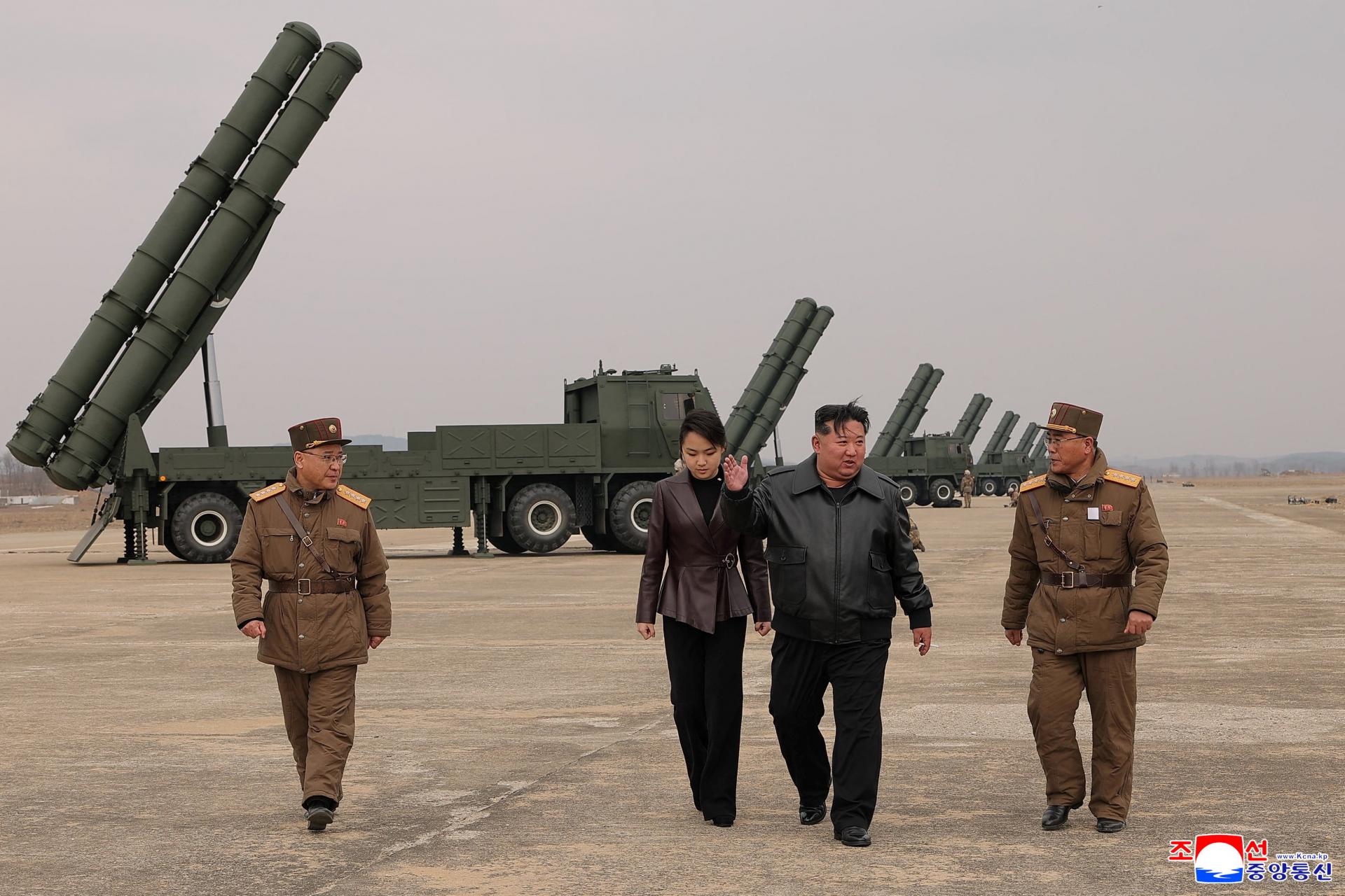 Nepriatelia pochopia ničiv&uacute; silu jadrov&yacute;ch zbran&iacute;, tvrd&iacute; Kim. Spolu s dc&eacute;rou dohliadal na test raketometov