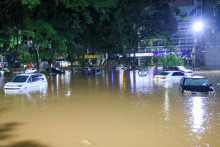 Aut&aacute; s&uacute; na zaplavenej ulici v kenskej metropole Nairobi. FOTO: TASR/AP