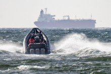 &Scaron;v&eacute;dska policajn&aacute; n&aacute;rodn&aacute; pracovn&aacute; jednotka a pobrežn&aacute; str&aacute;ž sa pres&uacute;vaj&uacute; k zatknut&eacute;mu tankeru Sea Owl I pri Trelleborgu vo &Scaron;v&eacute;dsku. FOTO: Reuters