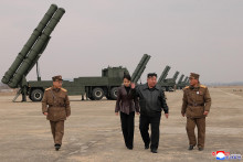 Severok&oacute;rejsk&yacute; vodca Kim Čong-un v sprievode svojej dc&eacute;ry Kim Ču-e dohliada na sk&uacute;&scaron;obn&eacute; odp&aacute;lenie raketometov kalibru 600 mm. FOTO: KCNA