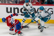 Slovensk&yacute; hokejista Montrealu Juraj Slafkovsk&yacute; (vľavo) a hr&aacute;č San Jose Macklin Celebrini (vpravo) bojuj&uacute; o puk v z&aacute;pase z&aacute;morskej NHL Montreal - San Jose v Montreale. FOTO: TASR/AP