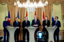 Islandsk&yacute; premi&eacute;r Kristrun Frostadottir, &scaron;v&eacute;dsky premi&eacute;r Ulf Kristersson, kanadsk&yacute; premi&eacute;r Mark Carney, n&oacute;rsky premi&eacute;r Jonas Gahr Stoere, d&aacute;nska premi&eacute;rka Mette Frederiksenov&aacute; a f&iacute;nsky premi&eacute;r Petteri Orpo sa stret&aacute;vaj&uacute; v budove vl&aacute;dnej reprezent&aacute;cie v Osle. FOTO: Reuters