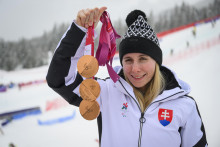 Slovensk&aacute; paraalpsk&aacute; lyžiarka Alexandra Rexov&aacute; p&oacute;zuje s tromi bronzov&yacute;mi medailami na XIV. zimn&yacute;ch paralympijsk&yacute;ch hr&aacute;ch v Cortine d&lsquo;Ampezzo. FOTO: TASR/Michal Sv&iacute;tok