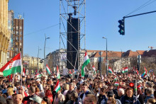 Desaťtis&iacute;ce priaznivcov stranyTisza opozičn&eacute;ho l&iacute;dra P&eacute;tera Magyara zaplnili v nedeľu N&aacute;mestie Ferenca De&aacute;ka v Budape&scaron;ti. FOTO: HN/Pavel Novotn&yacute;