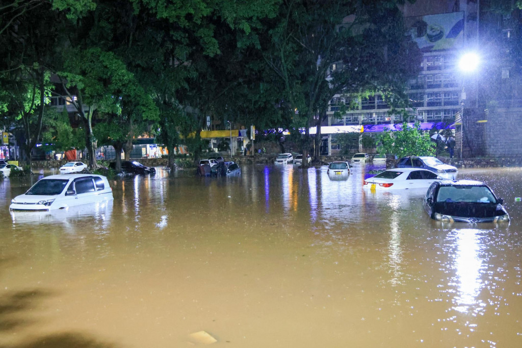 Aut&aacute; s&uacute; na zaplavenej ulici v kenskej metropole Nairobi. FOTO: TASR/AP