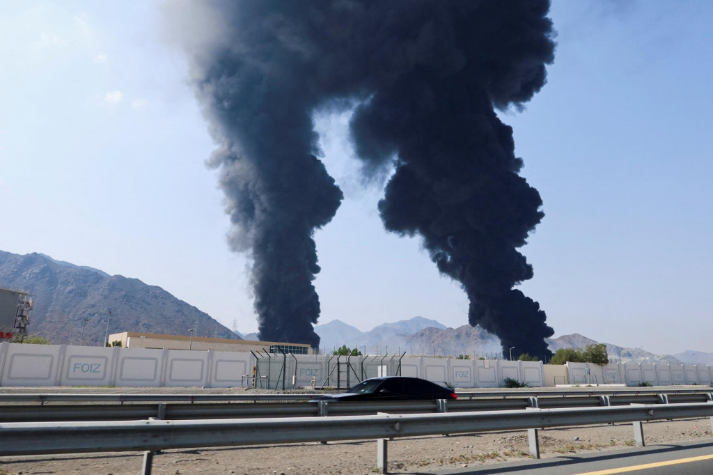 Dym st&uacute;pa v z&oacute;ne ropn&eacute;ho priemyslu vo Fudžajre v Spojen&yacute;ch arabsk&yacute;ch emir&aacute;toch. FOTO: Reuters