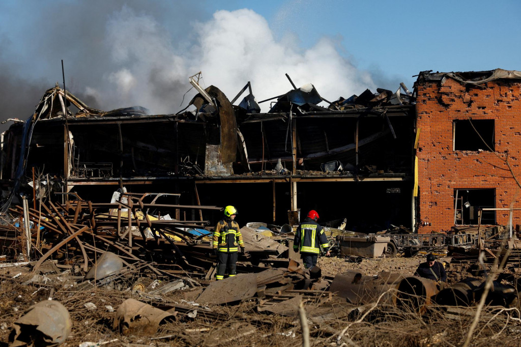 Hasiči kontroluj&uacute; priestor pred priemyseln&yacute;m zariaden&iacute;m po&scaron;koden&yacute;m počas rusk&eacute;ho raketov&eacute;ho a bezpilotn&eacute;ho &uacute;toku v meste Brovary v Kyjevskej oblasti na Ukrajine. FOTO: Reuters