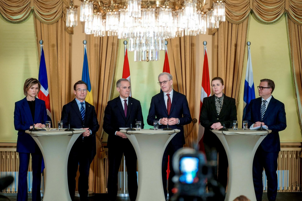 Islandsk&yacute; premi&eacute;r Kristrun Frostadottir, &scaron;v&eacute;dsky premi&eacute;r Ulf Kristersson, kanadsk&yacute; premi&eacute;r Mark Carney, n&oacute;rsky premi&eacute;r Jonas Gahr Stoere, d&aacute;nska premi&eacute;rka Mette Frederiksenov&aacute; a f&iacute;nsky premi&eacute;r Petteri Orpo sa stret&aacute;vaj&uacute; v budove vl&aacute;dnej reprezent&aacute;cie v Osle. FOTO: Reuters