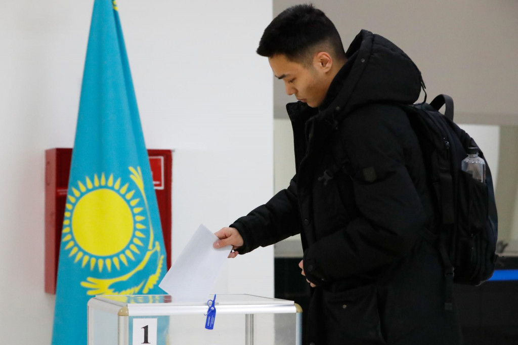 Muž odovzd&aacute;va svoj hlasovac&iacute; l&iacute;stok počas referenda o zmen&aacute;ch &uacute;stavy, ktor&eacute; v pr&iacute;pade schv&aacute;lenia e&scaron;te viac obmedzia slobodu prejavu v tejto stredo&aacute;zijskej krajine. FOTO: TASR/AP