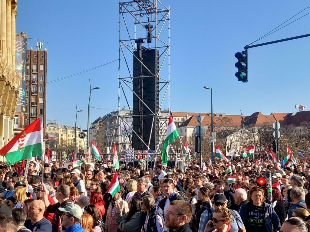 Desaťtis&iacute;ce priaznivcov stranyTisza opozičn&eacute;ho l&iacute;dra P&eacute;tera Magyara zaplnili v nedeľu N&aacute;mestie Ferenca De&aacute;ka v Budape&scaron;ti. FOTO: HN/Pavel Novotn&yacute;