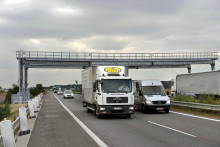 Prv&aacute; kontroln&aacute; br&aacute;na m&yacute;tneho syst&eacute;mu na Slovensku neďaleko Bratislavy pri hraničnom priechode Jarovce 30. septembra 2009. FOTO: TASR/Pavel Neubauer