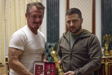Ukrajinsk&yacute; prezident Volodymyr Zelenskyj (vžavo) a americk&yacute; herec Sean Penn