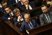 Poľsk&yacute; premi&eacute;r Donald Tusk a ďal&scaron;&iacute; členovia kabinetu. FOTO: Reuters