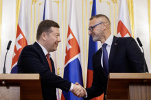 Sprava predseda N&aacute;rodnej rady Richard Ra&scaron;i (Hlas-SD) a predseda českej Poslaneckej snemovne Parlamentu Tomio Okamura. FOTO: TASR/Martin Baumann