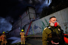 Hasiči zasahuj&uacute; po leteckom &uacute;toku ir&aacute;nskej arm&aacute;dy na izraelsk&eacute; mesto Cholon južne od Tel Avivu.

FOTO: TASR/AP