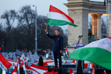 L&iacute;der opozičnej strany Tisza P&eacute;ter Magyar počas kampane v Budape&scaron;ti. FOTO: Reuters