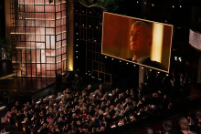Na veľkoplo&scaron;nej obrazovke je americk&yacute; herec Sean Penn, ktor&yacute; z&iacute;skal Oscara v kateg&oacute;rii najlep&scaron;&iacute; herec vo vedľaj&scaron;ej &uacute;lohe za svoj v&yacute;kon vo filme Jedna bitka za druhou. FOTO: TASR/AP