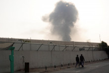 Dym st&uacute;pa z medzin&aacute;rodn&eacute;ho letiska v Dubaji po &uacute;toku dronu na palivov&uacute; n&aacute;drž. FOTO: Reuters