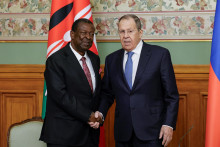 Rusk&yacute; minister zahraničn&yacute;ch vec&iacute; Sergej Lavrov si pod&aacute;va ruku s kensk&yacute;m ministrom zahraničn&yacute;ch vec&iacute; Musaliom Mudavadim. FOTO: Reuters