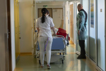 Sanit&aacute;ri tvoria d&ocirc;ležit&uacute; s&uacute;časť starostlivosti o pacientov. FOTO: TASR/M. Sv&iacute;tok