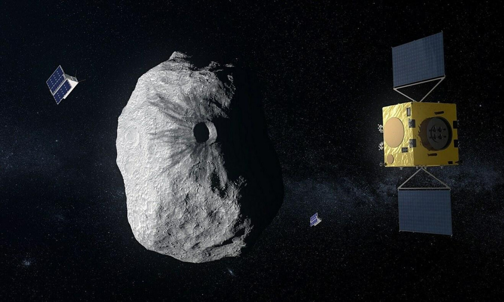 Sonda Hera a jej dva sprievodn&eacute; cubesaty sk&uacute;maj&uacute;ce Dimorphos a kr&aacute;ter vzniknut&yacute; dopadom sondy DART.