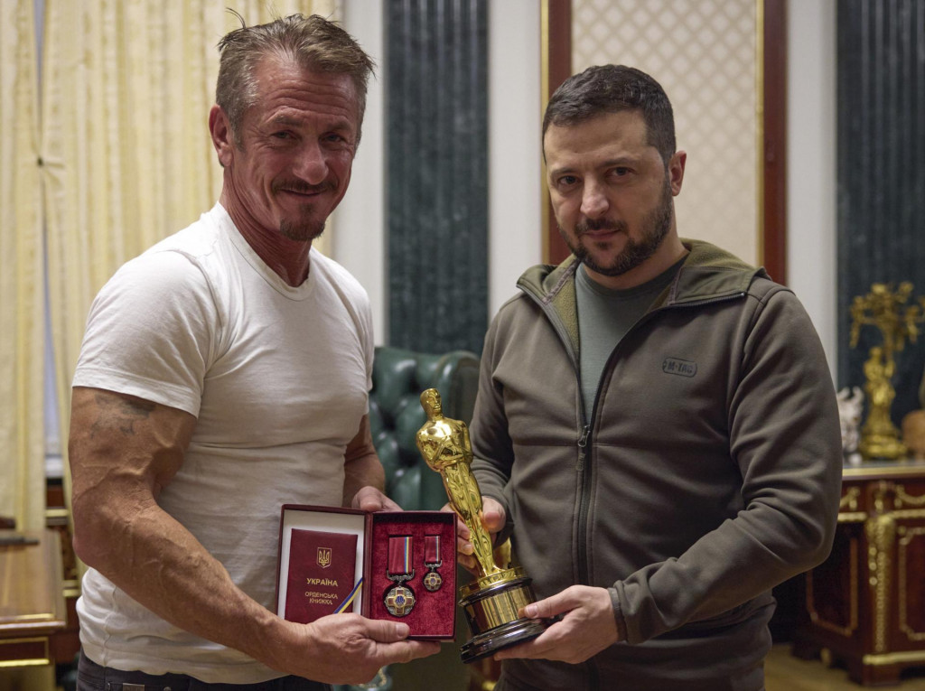 Ukrajinsk&yacute; prezident Volodymyr Zelenskyj (vžavo) a americk&yacute; herec Sean Penn