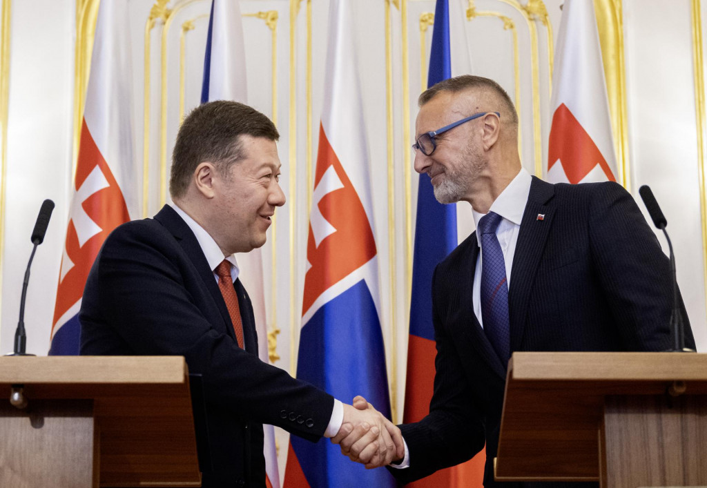 Sprava predseda N&aacute;rodnej rady Richard Ra&scaron;i (Hlas-SD) a predseda českej Poslaneckej snemovne Parlamentu Tomio Okamura. FOTO: TASR/Martin Baumann