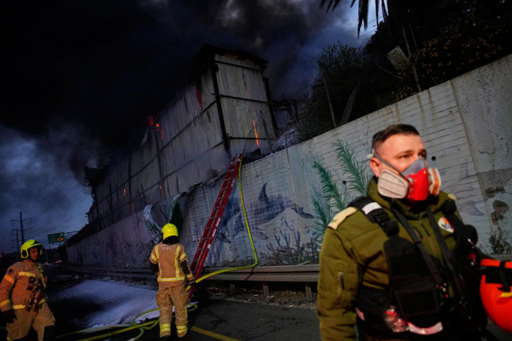 Hasiči zasahuj&uacute; po leteckom &uacute;toku ir&aacute;nskej arm&aacute;dy na izraelsk&eacute; mesto Cholon južne od Tel Avivu.

FOTO: TASR/AP