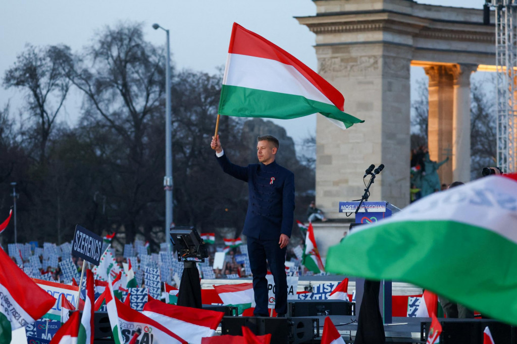 L&iacute;der opozičnej strany Tisza P&eacute;ter Magyar počas kampane v Budape&scaron;ti. FOTO: Reuters