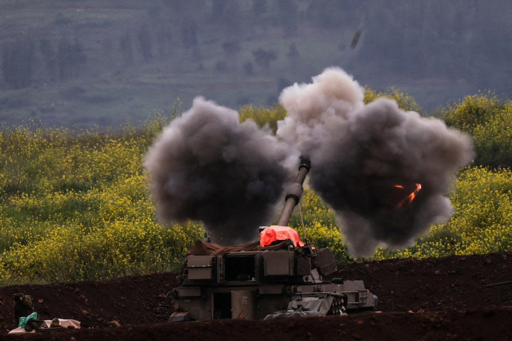 Izraelsk&aacute; delostreleck&aacute; jednotka strieľa uprostred eskal&aacute;cie medzi Hizball&aacute;hom a Izraelom. FOTO: Reuters
