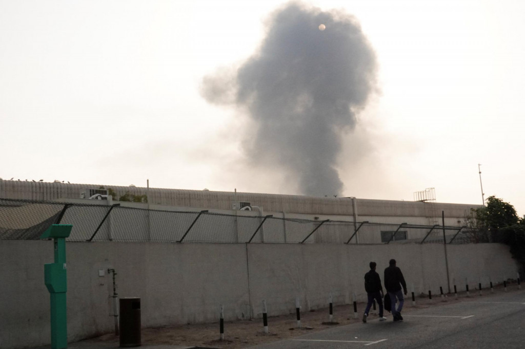 Dym st&uacute;pa z medzin&aacute;rodn&eacute;ho letiska v Dubaji po &uacute;toku dronu na palivov&uacute; n&aacute;drž. FOTO: Reuters