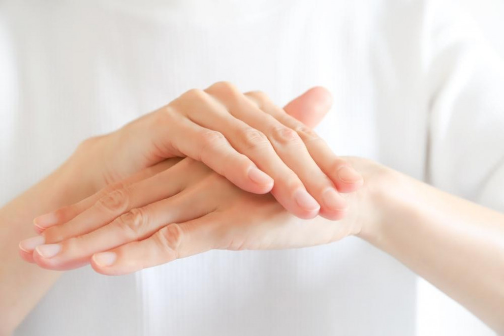 Nezab&uacute;dajte, že ruky potrebuj&uacute; viac ako nalakovan&eacute; nechty.