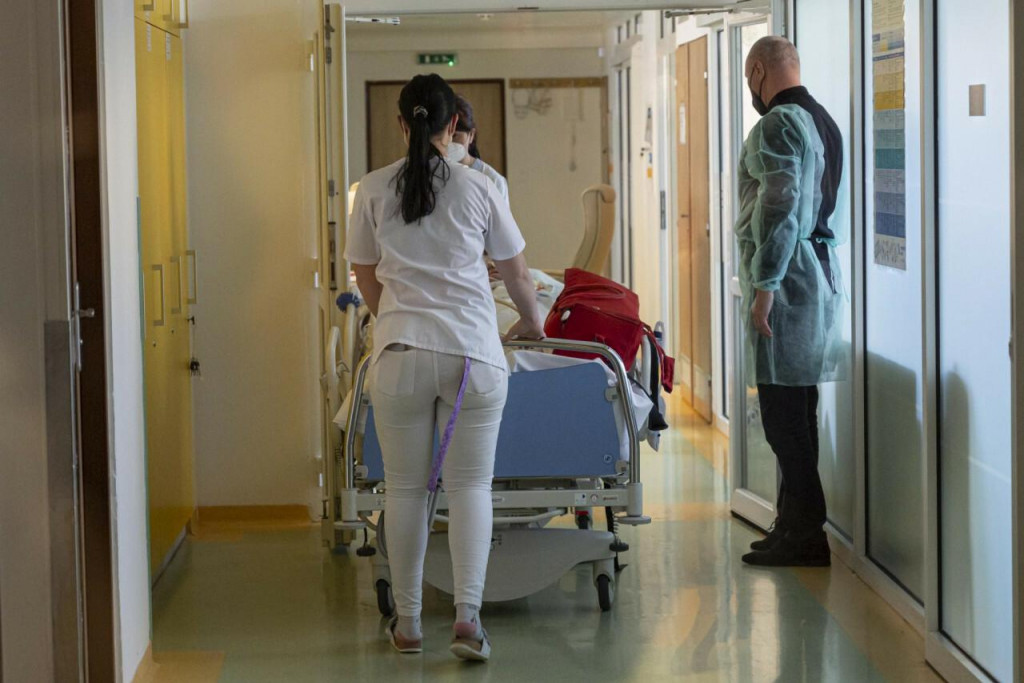 Sanit&aacute;ri tvoria d&ocirc;ležit&uacute; s&uacute;časť starostlivosti o pacientov. FOTO: TASR/M. Sv&iacute;tok